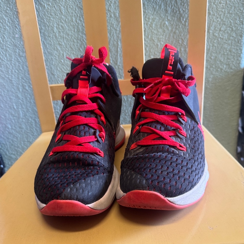 Nike mens Lebron Witness 5 basketball shoes